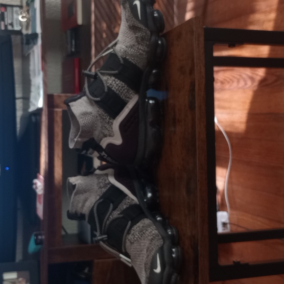 Nike Gray and Black Sneakers Utility - Picture 5 of 5